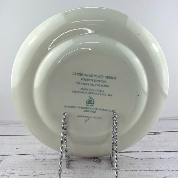 Vintage Avon Christmas Plate 1975 "Skaters on the Pond" Fourth Edition - Picture 5 of 10